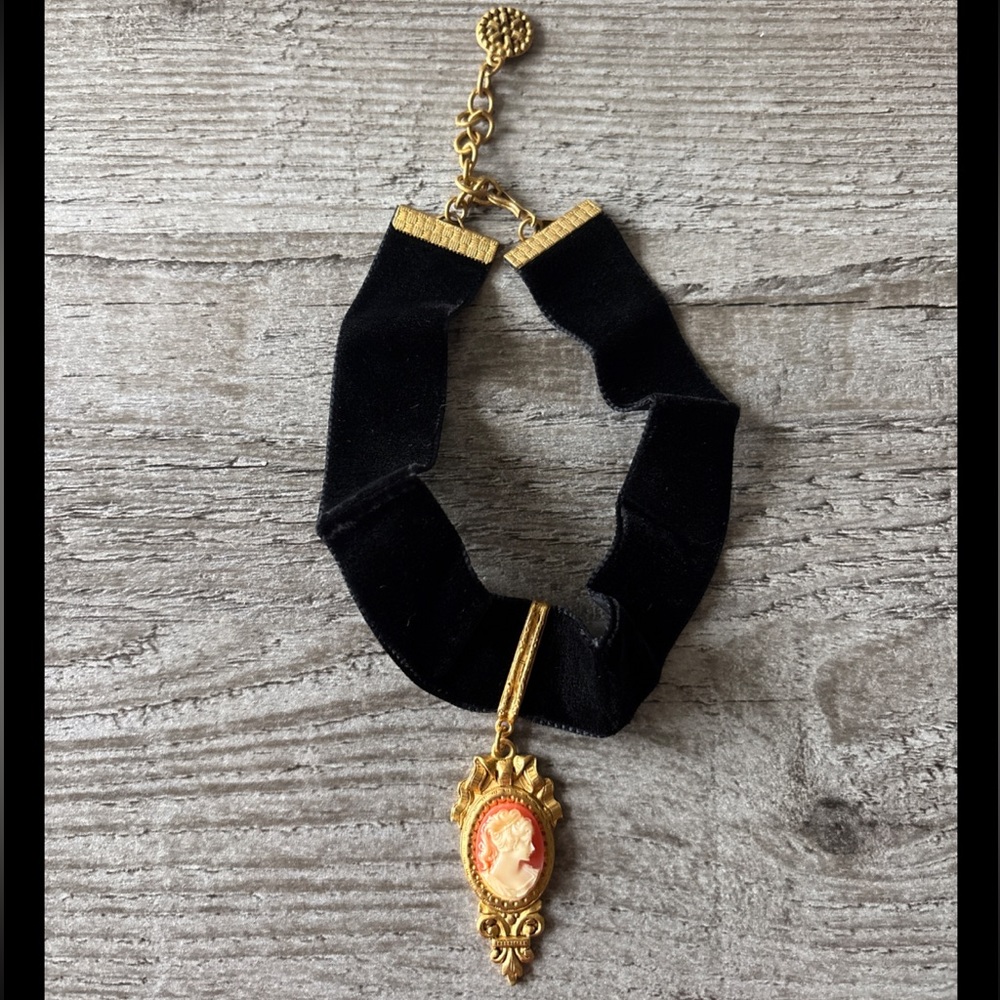 Vintage Black Velvet Cameo Choker Necklace Victorian Gothic Gold Tone Adjustable